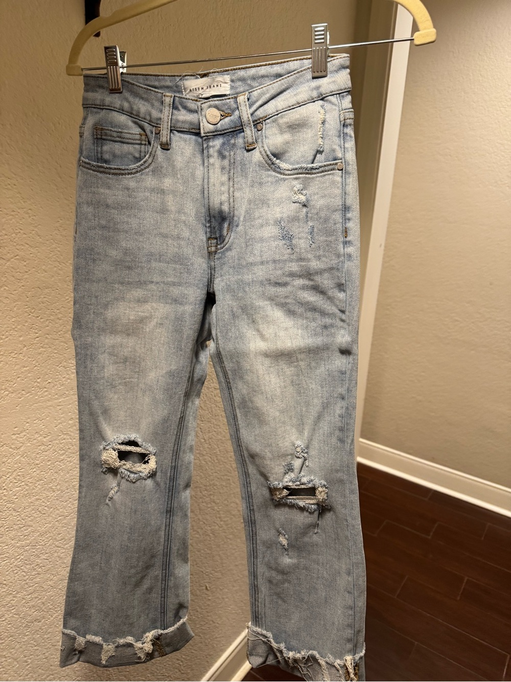 Light Wash Distressed Cropped Jeans - Women